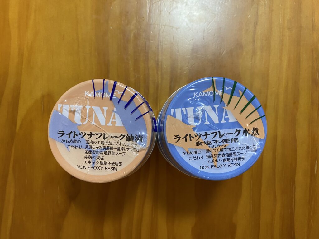 かもめ屋のライトツナフレーク油漬と水煮の缶。ふたに「エポキシ樹脂不使用 NON EPOXY RESIN」と印刷されている