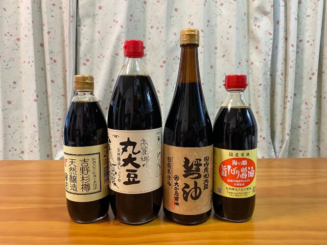天然醸造・国産丸大豆・天日塩にこだわった醤油4本を並べた写真