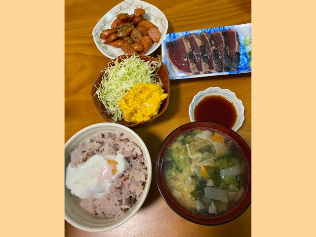 かつおのたたきと具だくさん味噌汁が並んだある日の食卓