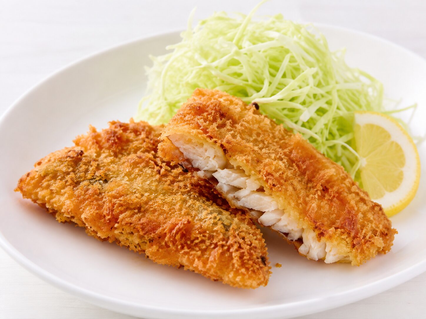 骨取り魚で作った魚のフライとキャベツの千切り