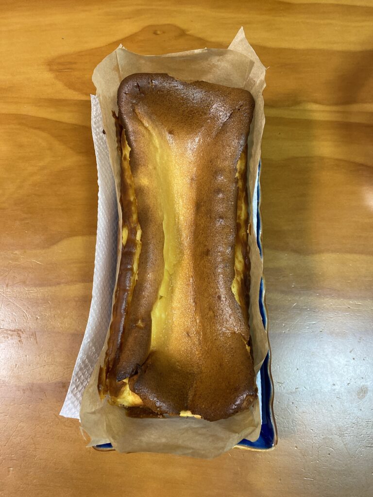きび砂糖や洗双糖で焼いたチーズケーキ。クッキングシートを敷いた型のまま、表面にこんがりと焼き色がついている