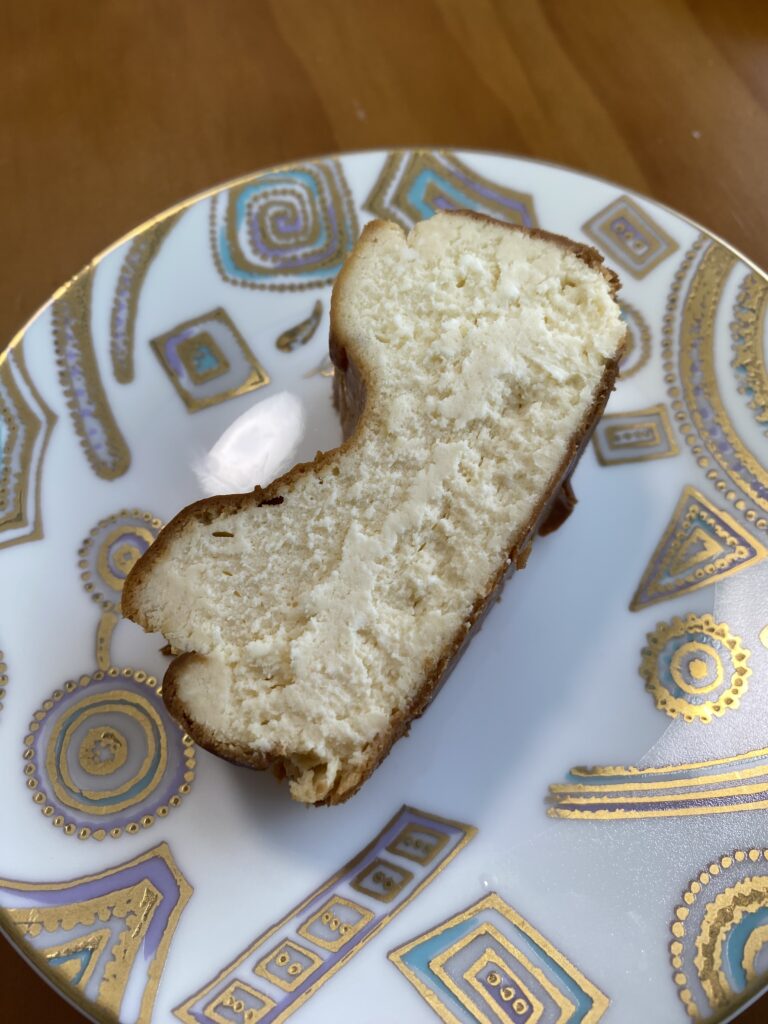 切り分けたチーズケーキの断面。生地はまっ白ではなく、少しくすんだクリーム色をしている