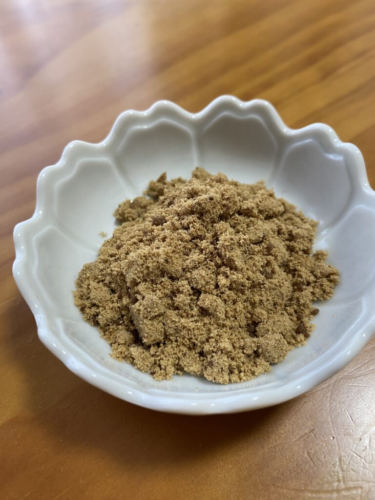 小皿に出した半鐘屋の純国産赤糖