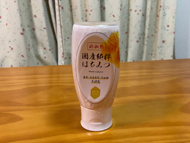 非加熱の国産純粋はちみつ。逆さに立てて使うボトルタイプの容器