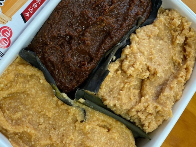 味噌パレットを上から見たところ。3種類の味噌が昆布を仕切りにして分けられている